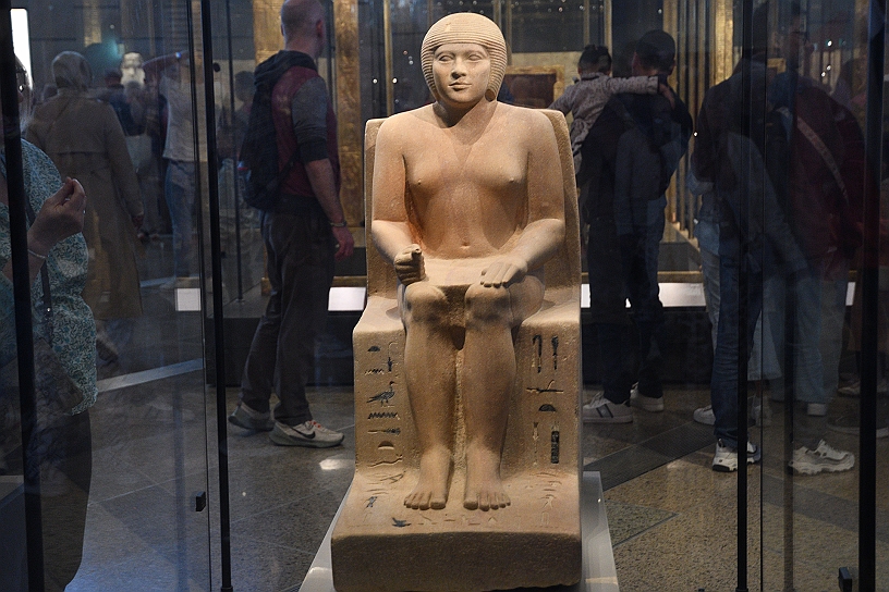 36 MAK_7084.jpg - Statua seduta in pietra calcarea di Itysen funzionario attivo intorno al 2600 a.C. è possibile che fosse figlio del faraone Djedefre.